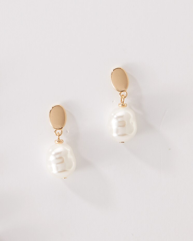 Classic Pearl Earrings image number 1