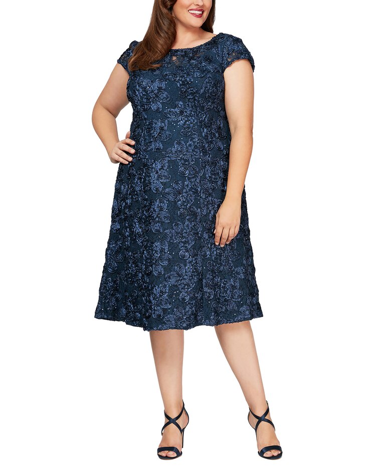 Cocktail Dress in Rosette Lace  image number 5