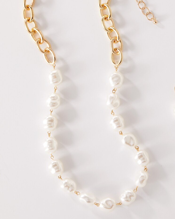 Classic Pearl Necklace image number 1