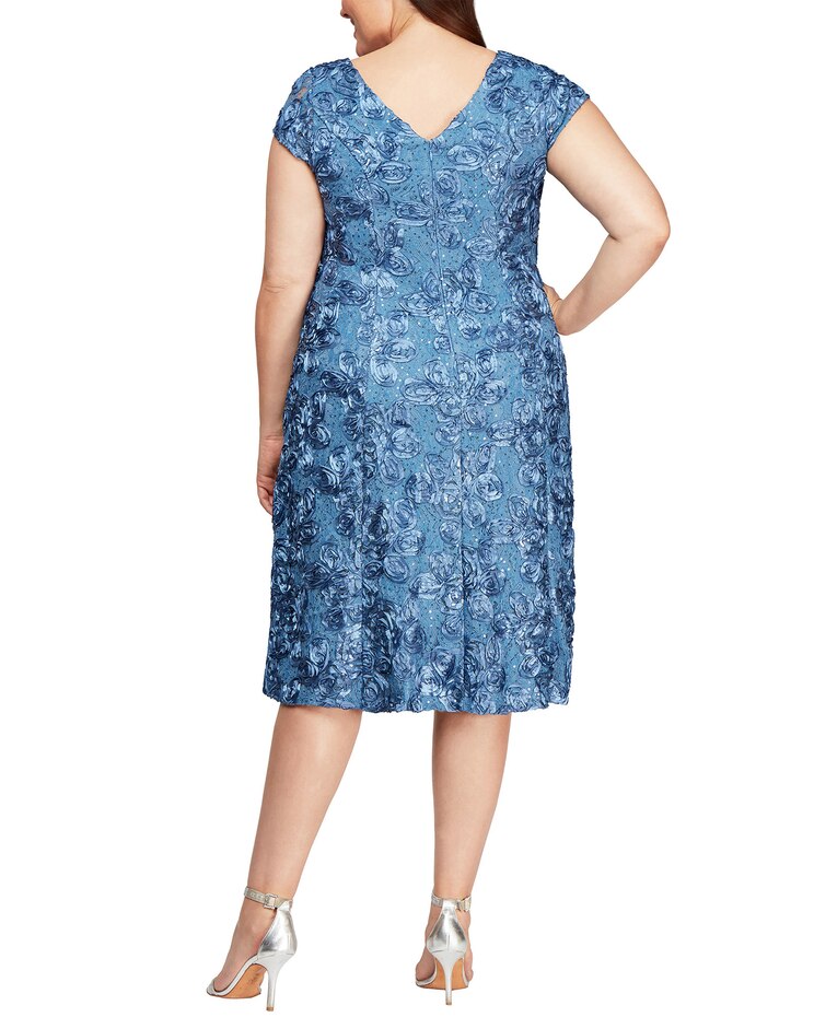 Cocktail Dress in Rosette Lace  image number 6