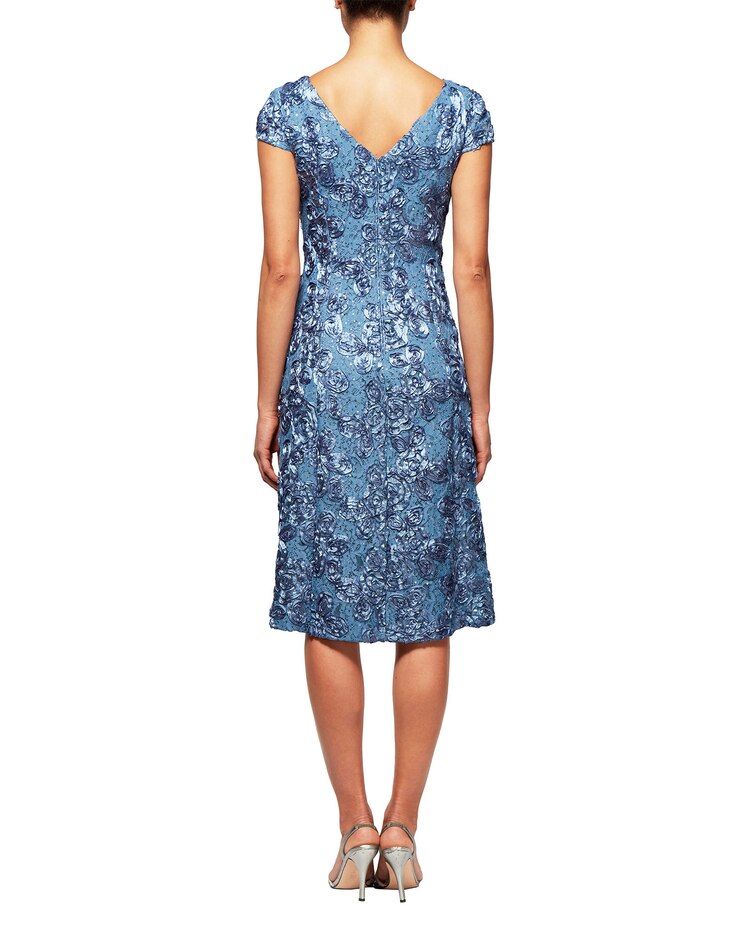 Cocktail Dress in Rosette Lace  image number 3