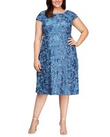 Cocktail Dress in Rosette Lace  thumbnail number 4