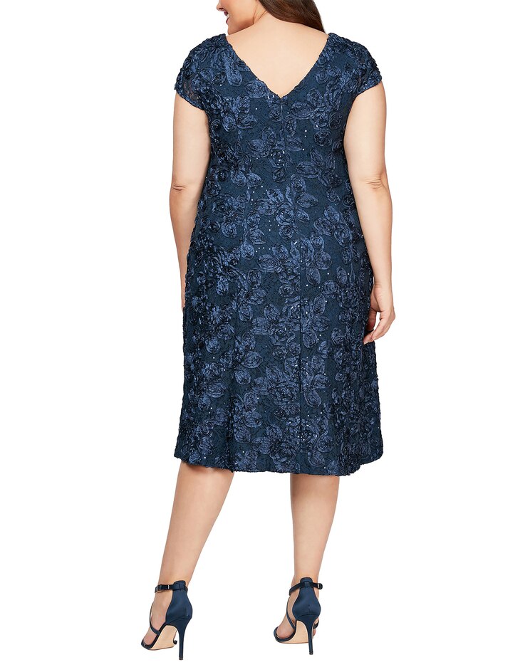Cocktail Dress in Rosette Lace  image number 7